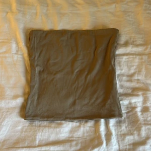 Bandeau topp - Beige badeautopp från Bikbok, sparsamt använd❤️‍🔥