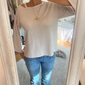 Trekvartsärm tröja  - Super fin trekvartsärm tröja med cool detalj på axeln!!!💞💞