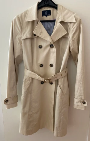 Beige trenchcoat  - Trenchcoat från ”STOCKH LM” i fint skick