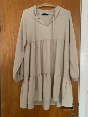 Klänning  - En super fin beige klänning i storlek m som är i väldigt bra skick och kom inte till användning mer än 7 ggr. Betalning sker via Swish + frakt. Skickar inga fler bilder 💞