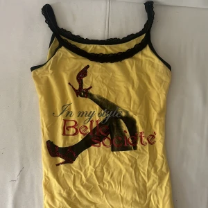 spetstopp  - Supersöt topp med spetskant. Aldrig använd av mig men köpt här på plick. Uppskattas passa en Xs-S. (Se bild 3 för defekt)