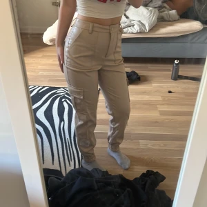 skinnbyxor  - Beige skinnbyxor med fickor på sidorna av låren. Använd en gång så är i bra skick.