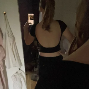 Öppen rygg topp - Säljer min helt oanvända rygglösa topp från Gina, den är i superskick⭐️160kr + frakt om du har några funderingar är de bara att fråga på❤️