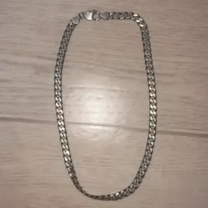 Säljer mitt silver halsband (Collie Silver) köpt på Guldohop i Höganäs. Köpte det 2600kr föra sommaren men knappt använt på grund av att det är för litet för mig. Halsbandet är 35cm långt. Jag har kvitto och allt som bevis på att det är äkta.