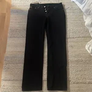säljer dessa jeans från weekday i modellen pin, strl 28/32. säljer pga de inte passade och har bara legat i min garderob sen jag köpte dom. aldrig använda, nypris 590kr 🫶🏻