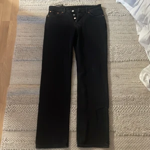 weekday jeans - säljer dessa jeans från weekday i modellen pin, strl 28/32. säljer pga de inte passade och har bara legat i min garderob sen jag köpte dom. aldrig använda, nypris 590kr 🫶🏻