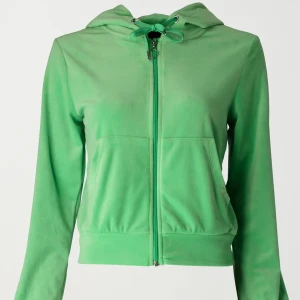 Grön velour set - Jättefint grönt velour set.💓Den är köpt för 500kr men säljer för 270kr. Ena bakfickan hade lossnat lite så jag sydde fast den, syns ingenting när man har på sig den.🫶🏻 Använd 1 gång och är slutsåld.