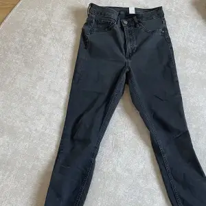 Svarta/ gråa skinny jeans i storlek 38, jätte skönt material och använda ett par gånger men i ett fint skick!!