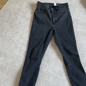 Svart/gråa skinny jeans - Svarta/ gråa skinny jeans i storlek 38, jätte skönt material och använda ett par gånger men i ett fint skick!!