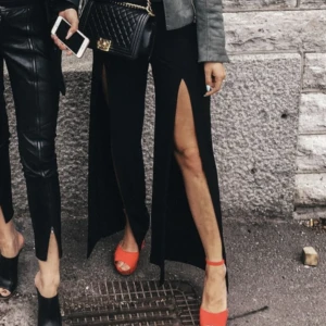 Byxor från kenzas märke ivy revel svarta XS/S - Svarta byxor men öppning. Från kenzas gamla märke ivy revel  Fint skick. XS/S