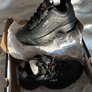 Svarta Fila skor  - Supersnygga fila skor, helt oanvända, pappret kvar i dessa då dessa var alldeles för små! 