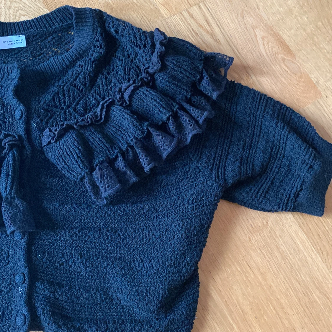 En fascinerande och  söt tröja med spetts!!  - 90