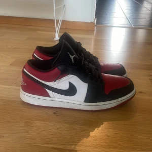 Jordan 1 low  - Jordan 1 low. Jätte snygga skor. 7/10 i skick och har använt bara någon månad. 