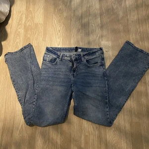 Lågmidjade jeans  - Säljer lågmidjade jeans från hm i flare modellen. Storlek 36. Säljer för 270💕