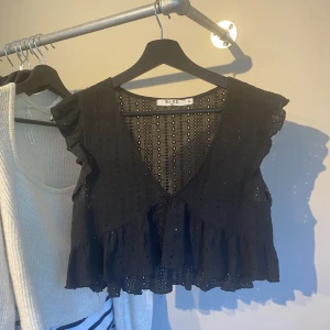 svart topp nakd❣️ - supersöt topp från nakd, köpt på sellpy❣️