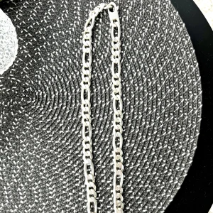 Silver halsband 925 - Äkta silverkedja med stämpel 925. Glänser riktigt fint och sparsamt använd. 55 cm längd och 5mm bred. 