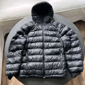 PeakPerformance jacka - Säljer min PeakPerformance jacka för 800kr. Den är använd ett fåtal gånger och skicket är 9/10. Billigare vid snabb affär.