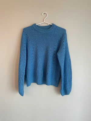 Blå stickad tröja - Blå stickad tröja från Gina Tricot i storlek S