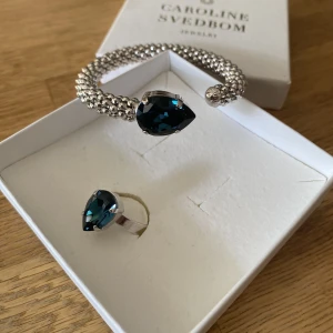 Caroline Svedbom smycken - En ring och armband i blått från Caroline Svedbom. Helt nya, aldrig använda. 