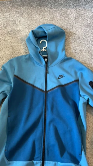Nike tech hoodie sällsynt färg - Tröjan är aldrig använd då den är för stor, sällsynt färg som tog slut väldigt fort. Storlek M