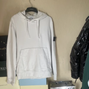 Stone Island hoodie - Stone Island hoodie i rätt fint skick använd en del men syns inte. Nypris 3400kr
