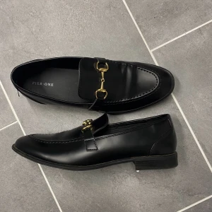 Loafers  - Svarta loafers från pier one. Bra skick. Skriv om ni har några frågor!