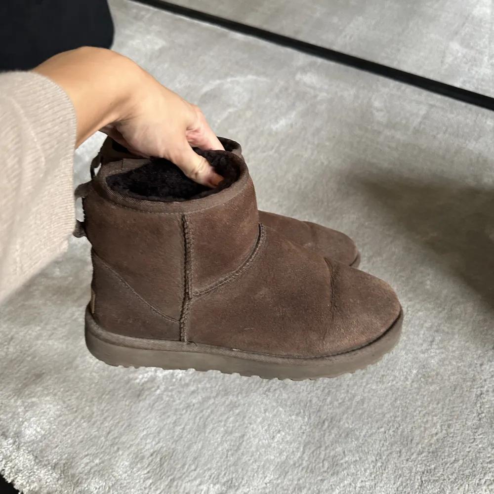 Säljer ett par mörkbruna Uggs i färgen ”chocolate” - säljer pga inte använt på senaste och är generellt inte överdrivet använda heller som man kan se på bilderna, så fortfarande i relativt bra skick - men finns tecken på användning🥰. Skor.