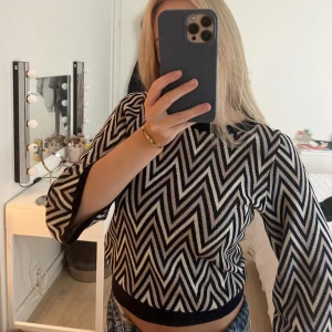 Neo Nori topp  - Säljer den här superfina missoni liknade toppen från Neo Nori i strolek S men passar även M. Som tyvärr inte har kommit till användning🩷säljer för 500kr 🥰Skriv privat för fler bilder!