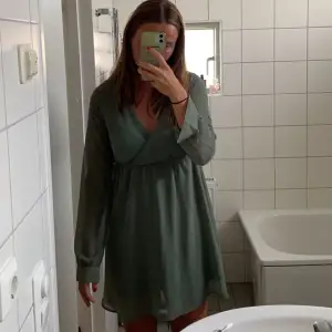 Grön fin klänning från NA-KD, andvänd 1 gång 