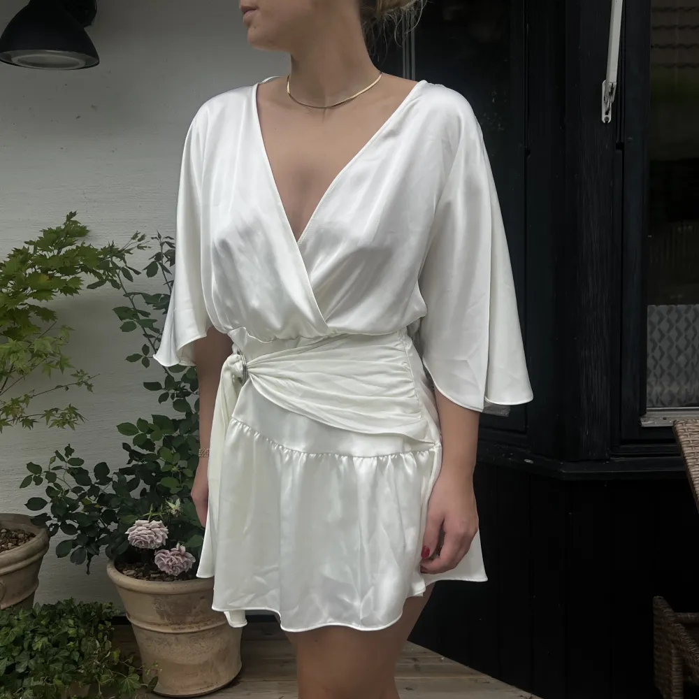 Omlott klänning ifrån Zara, använd 1 gång 🩷Finns inbyggda shorts i den!. Klänningar.
