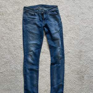 Säljer mina andra Levis jeans, fint och hållbart skick men använda i 2 år ungefär, Nypris 1100.