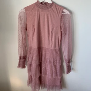 Klänning från nelly (NLY ONE), strl 38 - Kall rosa/beige klänning från NLY ONE, strl 38.