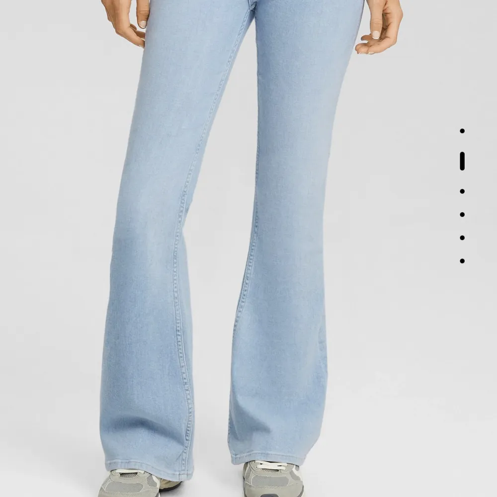 Säljer dessa ljusblåa jeans från Bershka då jag endast använt de enstaka gånger. De är midwaist skulle jag säga. . Jeans & Byxor.
