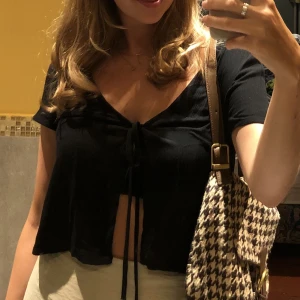 Kort knyt-topp - Gott skick! Fin att ha över exempelvis en klänning eller ett linne!