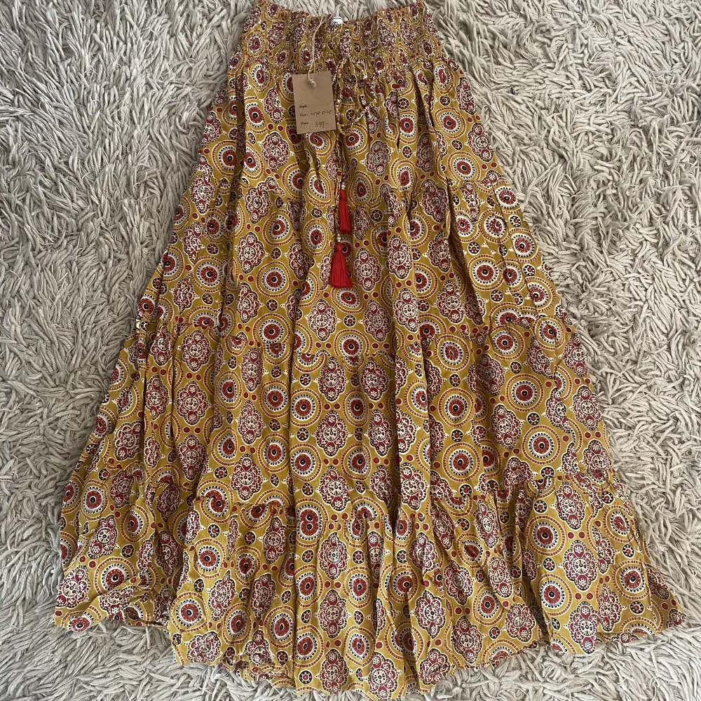 Säljer denna sjukt snygga kjol från Gotland då jag ångrade köper. den är endast testad så den är i nyskick! Har kvitto och köptes för 399kr💕. Kjolar.