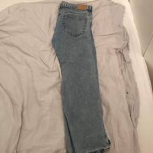 ett par super fräscha jeans från weekday inga konstigheter med dem. kvitto saknas tyvärr. säljer dem då dem är för små för mig. Jag är typ 185 på bilden.