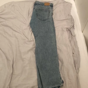 jeans från weekday  - ett par super fräscha jeans från weekday inga konstigheter med dem. kvitto saknas tyvärr. säljer dem då dem är för små för mig. Jag är typ 185 på bilden.