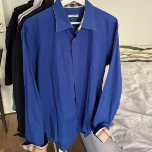 Säljer en skön blå Burberry skjorta i storlek L. Bra skick.   Fler frågor, kom pm👊🏼