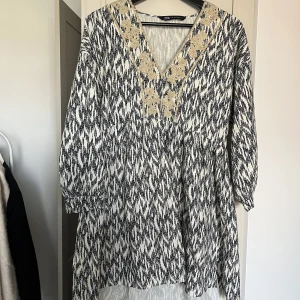 Klänning - Helt oanvänd köpt i somras från zara i storlek xs🤩