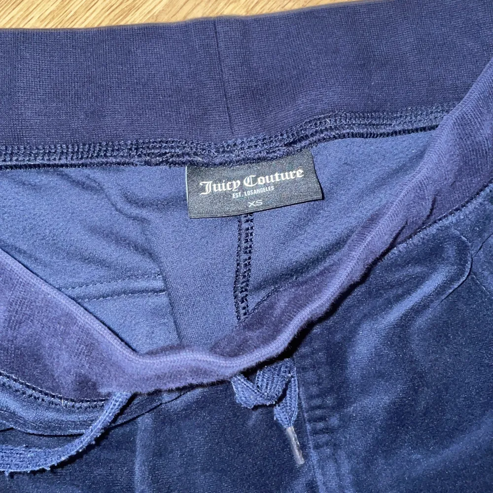 Säljer mina juicy couture byxor i mörkblå färg storlek xs i bra skick. Ordinarie pris 1,200kr men säljer för 550kr💖. Jeans & Byxor.