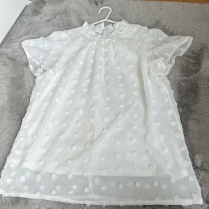 Jättesöt vit blus 💕 - En super fin och söt blus! Helt oanvänd då den inte rikigt är min stil❤️ Fynda!