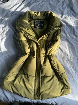 Grön väst  - Säljer min gröna väst, använd fåtal gånger. Midjan går att justera. 