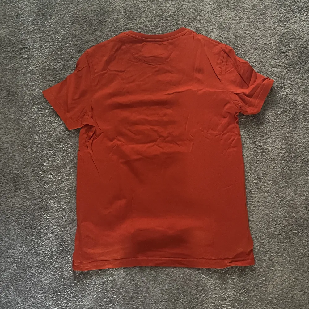 En lyle & Scott T-shirt som aldrig är använd.. T-shirts.