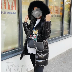 GLOSS JACKET  - Säljer min fina Gloss Jacket från Femenina Of Sweden. Mina bilder är tagna från deras hemsida. Storlek M men passar även S. Använd endast fåtal gånger och är nyskick. Köpt för 3799kr.  För mer information kontakta mig!