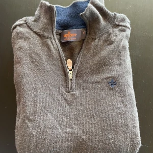 Morris half zip - Säljer en Morris half zip, den är använd några gånger men inget som syns på den. Inga defekter osv. 