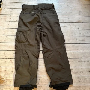 Skidbyxor - Skid/snowboardbyxor i bra skick i storlek M ”oversize”