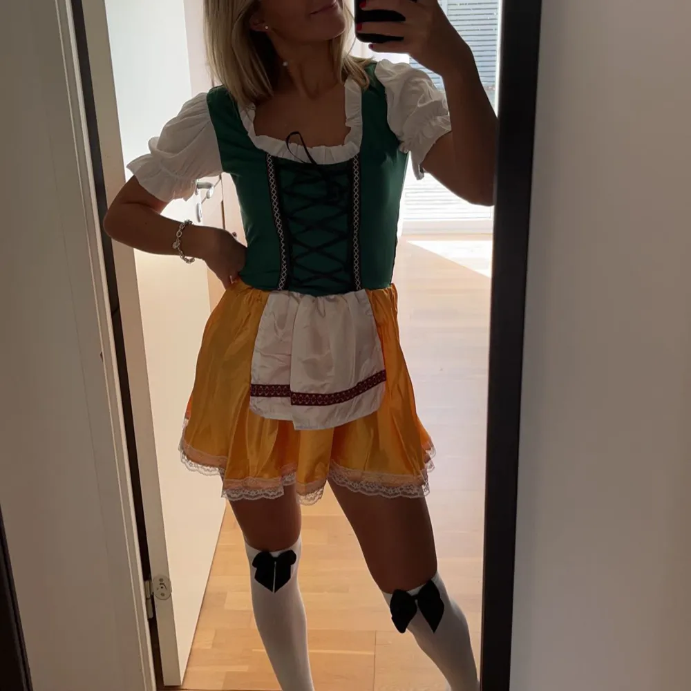 Säljer en oktoberfestklänning som endast är använd en gång. Storlek xs/s, jag har s och den passar mig bra! Frakt tillkommer!. Klänningar.