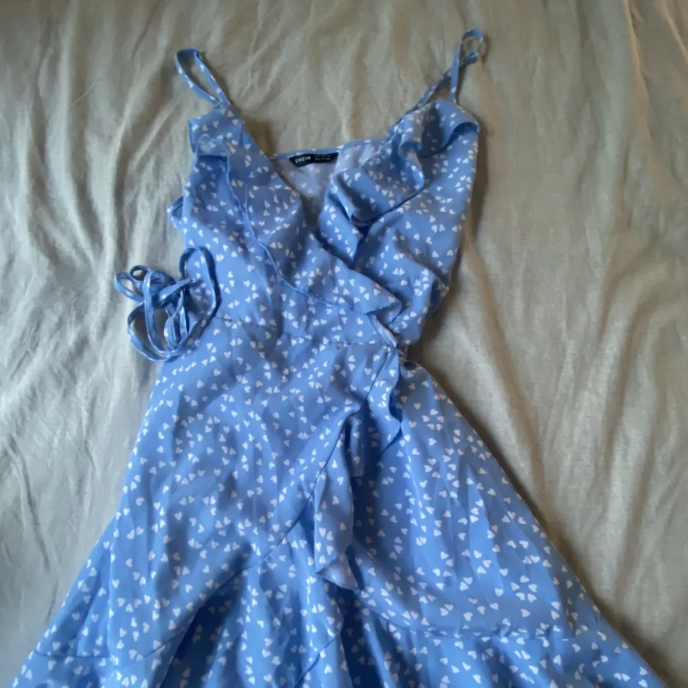 En blå omlottklänning från shein i storlek S. Andvänd ca 2-3 ggr så den är i ett bra skick. . Klänningar.