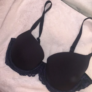 INTIMISSME -  Säljer denna bh eftersom den är för liten för mig den är helt oanvänd DEN ÄR SVART OCH MÖRKBLÅ 