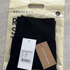 Helt nya röhnisch träningbyxor. De är ribbade och svin sköna och stretchiga. Nypris är 599kr men säljer för 220kr